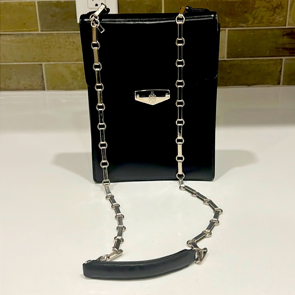 ON TREND chain strap Mark Cross leather handbag.